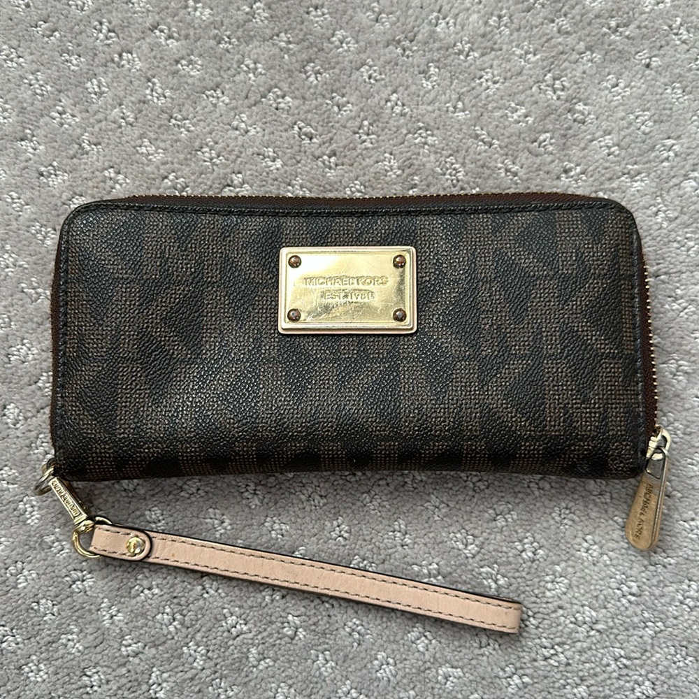 ⭕ SOLD ⭕Michael Kors Jet Setter Wristlet
